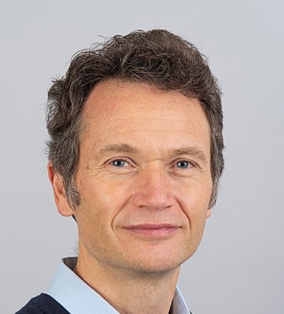 Single-spin qubit magnetic spectroscopy of the correlated states of electrons